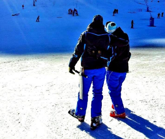 pareja con raquetas de nieve 